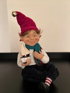 Celebrate It Christmas Treasures Darling Elves Santa Workshop Elf Hold Segelboot - Bild 1 von 13
