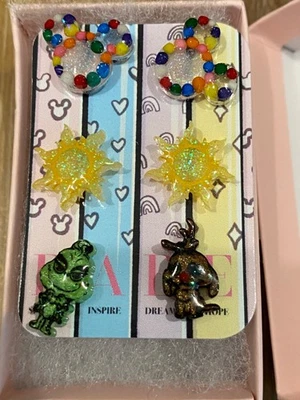 Pendientes de plástico hechos a mano Disney Mickey Mouse, el Grinch y Rapunzel, NUEVO Foto 1 de 2