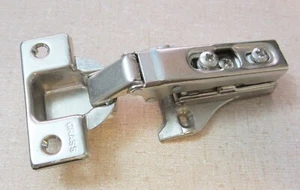 GRAS Schrankscharnier, 1006-30, selbstschließende Feder, Clip-On mit 54 Bodenplatte! (054) - Bild 1 von 4