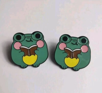Набор из 2 металлических эмалированных булавок на лацканы булавки лягушки с розовыми щеками книги для чтения  - Изображение 1 из 4