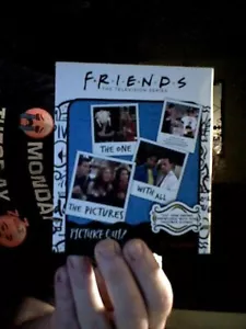 TV SERIES FRIENDS 100 QUESTIONS PICTURE QUIZ PACK BIRTHDAY CHRISTMAS PARTIES - Picture 1 of 1