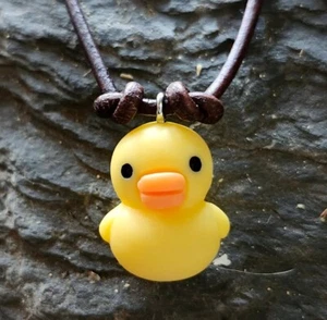 Gummi Ente Halskette, Neuheit Halskette, Entenschmuck, Lederband, Handarbeit! - Bild 1 von 2