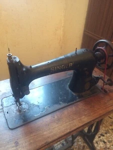 MACCHINA DA CUCIRE Singer, prima metà del 900, usata, colore nero con mobile! - Foto 1 di 3