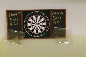  Puppenhaus = Kneipe Dartscheibe & 2 Dartsets - Bild 1 von 1
