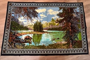 Vintage Wandteppich Wandbehang Berg & See Bäume Made in Turkey 57" x 38" - Bild 1 von 5