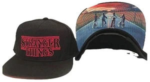 Gorra Stranger Things Netflix Snapback Adulto Colorido Arte Bajo el Ala Usada en Excelente Condición - Imagen 1 de 7