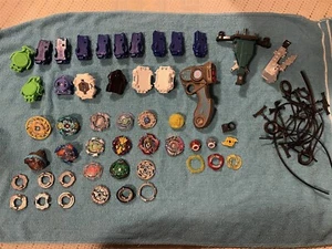 BEYBLADE LOT OF METAL & PLASTIC + LAUNCHERS CORDS & SPARE PARTS - Picture 1 of 17