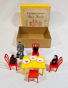 Vintage Chimpanzee's Tea Party, F.G Taylor & Sons Ltd, anni '60, completo, in scatola - Foto 1 di 17