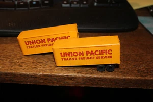 Par de contenedores de carga remolque Union Pacific escala HO ruedas delanteras también caen - Imagen 1 de 3