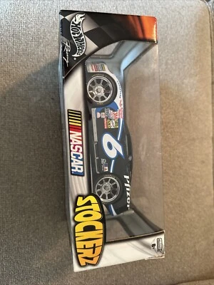 HOT WHEELS RACING STOCKERZ #6 MARK MARTIN 1:24 2003 PFIZER CAR NEW Old Stock - Image 1 of 2