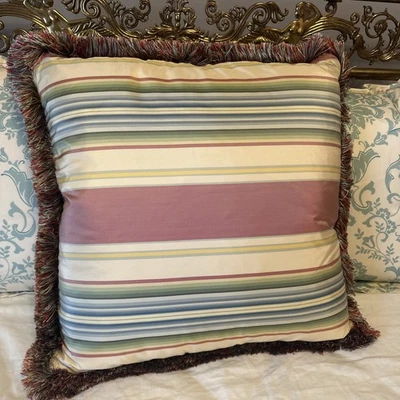 Almohada a rayas multicolor para interiores y exteriores 21 X 21. Flecos elegantes Foto 1 de 4