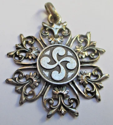 Ancien élégant pendentif argenté CROIX BASQUE lauburu unique bijou vintage 2903 - Photo 1/2