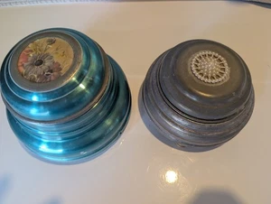 Menge 2 Vintage Vanity Puderquaste Spieluhren - beide spielen Musik - Bild 1 von 3