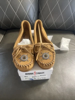 Zapatos de cuero gamuza con cuentas a mano Minnetonka para mujer. Talla 9,5. 407J. Nuevo. Mocs Foto 1 de 4
