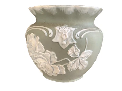 Posy Vase Seladon grün appliziert weiß Blumen Keramik 11 cm hoch antik - Bild 1 von 4