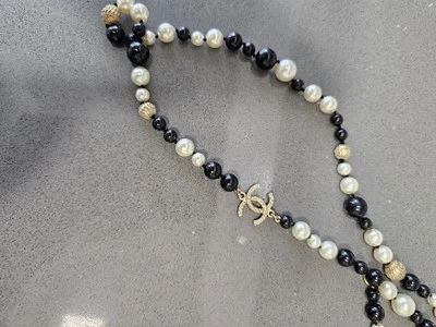 Colar de pérolas Chanel com pérolas pretas brancas e douradas  - Imagem 1 de 4