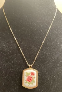 Vintage Avon Porzellan Blumen Anhänger rote Rosen mit 18" goldfarbener Kette 1980er - Bild 1 von 3