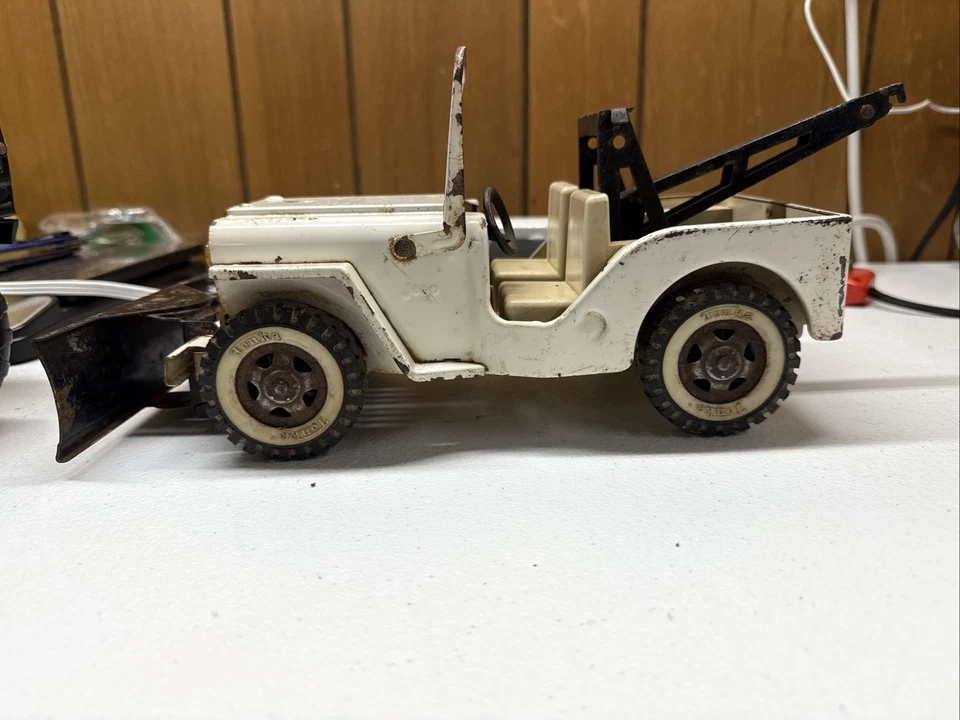 Vintage 1969 Tonka # 2435 White Jeep AA Wrecker With Snowplow - All Original - Image 1 of 4