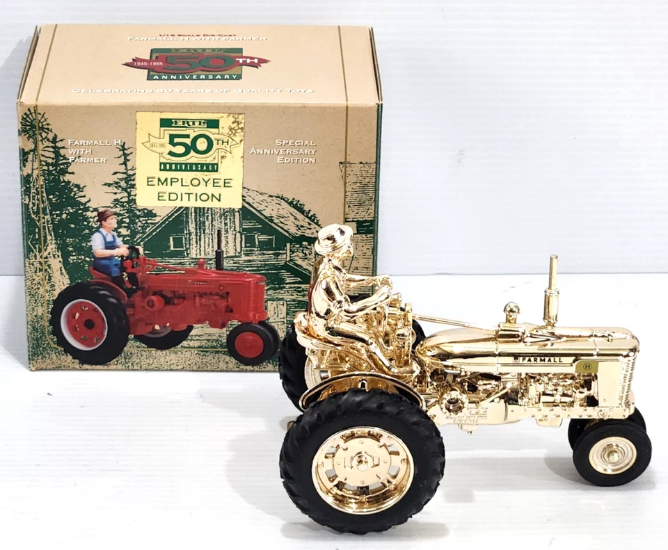 Трактор ERTL Farmall H с фермером 1:16 50th Anniversary Employee золотистый - Изображение 1 из 4
