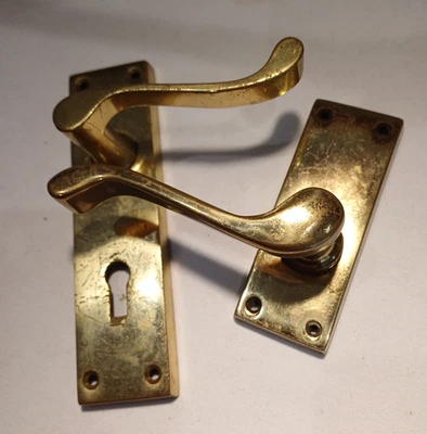 LOTE DE TRABAJO.   3 MANIJAS DE PUERTA DE LATÓN MISC.   TODO EN BUEN ESTADO. Foto 1 de 4