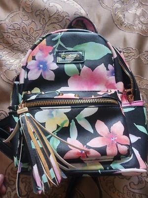 Bebe Лос-Анджелес черный цветочный принт ПВХ винил веганский маленький рюкзак сумочка  - Изображение 1 из 4