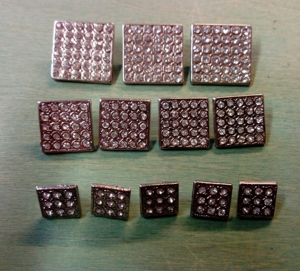 12 Bottoni misti gioiello con brillantini color argento - Immagine 1 di 3