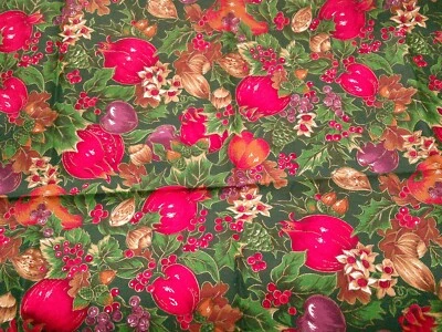 Tela Cranston "Granadas" Rojo Brillante con Nueces Púrpura Ciruelas Acebo Hiedra $2.95 Foto 1 de 4