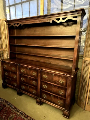 Herrajes de latón estilo Chippendale de nogal estilo George II del siglo XX Foto 1 de 4