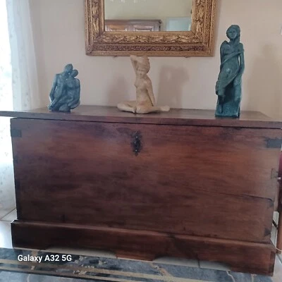 coffre  noyer très ancien estampillé par l'ébéniste sur socle beau meuble  - Photo 1/4