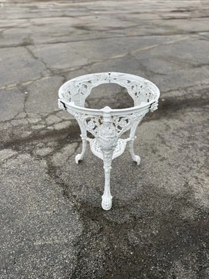 Mesa de pub Londres antigua rara de hierro fundido astillada y soldada Foto 1 de 4