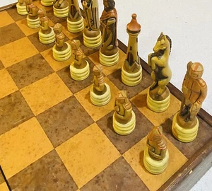 Antik Vintage Reise Schach Brett Figuren handgeschnitzt bemalt Holz Komplettset - Bild 1 von 20