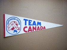 RARE 1974 VINTAGE TEAM CANADA L'EQUIPE HOCKEY HOCKEY PENNANT FLAG SHARP!!