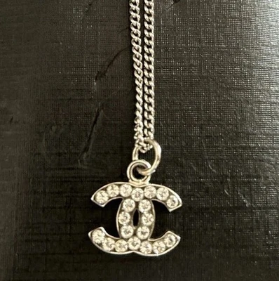 Auténtico RARO Chanel CC B10V Logo Clásico Cristal atemporal Collar Caja Foto 1 de 4