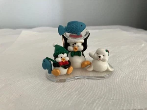 Pingüino y foca pesca sobre hielo acrílico adorno de Navidad - Imagen 1 de 6