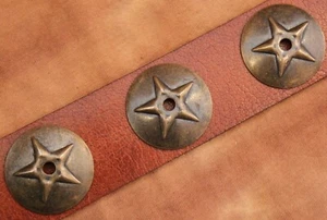 10 Concho/ Niete mit Stern, rund/ gewölbt/ Alt Messing Indianer Cowboy 33 mm - Picture 1 of 4