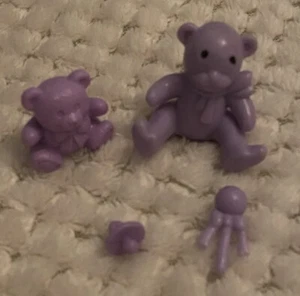 Vintage Barbie Baby Zubehör Konvolut 4 lila Schnuller Teddybären Rassel - Bild 1 von 6