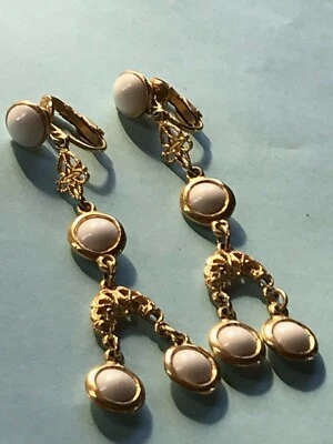 Lámpara de araña vintage larga redonda de plástico blanco y encaje dorado clip colgante oreja Foto 1 de 4