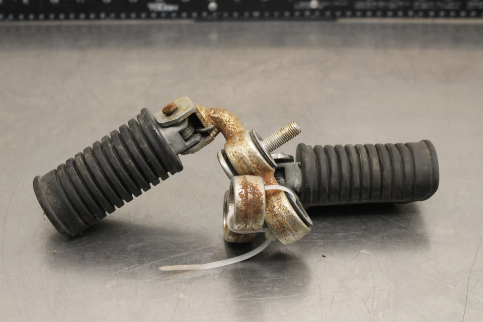 1982 Suzuki GS1100GL APOIO PARA OS PÉS DIANTEIRO PINOS CONJUNTO DE DEGRAUS PAR C400 - Imagem 1 de 4