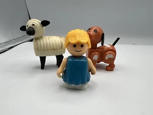 VINTAGE FISHER PRICE LITTLE PEOPLE TIERE HUND SCHAFE & BLONDES MÄDCHEN IN BLAUEM KLEID - Bild 1 von 7