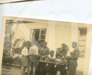 altes Foto 1920er, 1930er Jungs vor dem Haus, 10x7cm - Picture 1 of 1