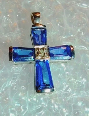 10k 白色。 Gold Lab-Created 蓝色蓝宝石和钻石十字架(599) — 第 1/4 张图片