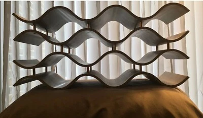 Groovy Atomic Retro Mediados de Siglo Moderno Gris Curvo Madera Vino Estante 12 Botellas Foto 1 de 4