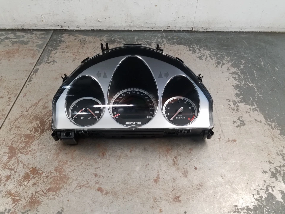 Mercedes Benz AMG C 63 2010 calibre clúster #8001 Q6 Foto 1 de 4