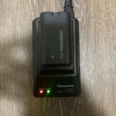 Adaptador/cargador de CA Panasonic PV-A17 y paquete de baterías P-V611 para videocámara - USADO Foto 1 de 4
