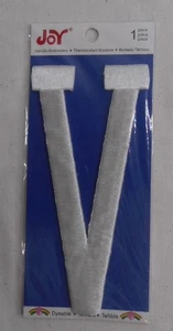 Joy 4" Bügelbild Stickerei Buchstabe "V" weiß Uni Applikation Patch - Bild 1 von 2