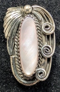 Vintage Sterling Silver Curled Wire w/Leaf Pink Mother of Pearl Shell Size 8 - Picture 1 of 5
