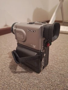 Sony DCR-PC7E Handycam Vintage mini dv tape Video Camcorder & Battery NOT TESTED - Picture 1 of 6