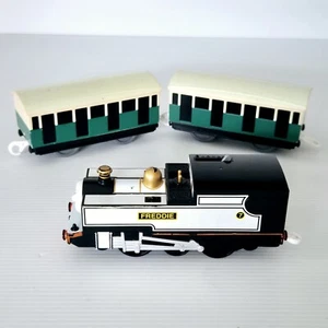 Freddie - Thomas and Friends Trackmaster Train with Two Green Passenger Coaches - Picture 1 of 17