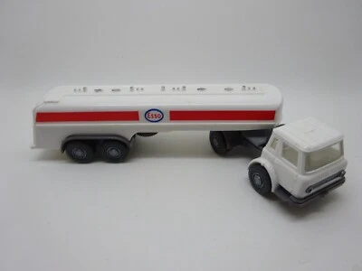 Wiking: Camion Cisterna IH "Esso" (Schub63) - Immagine 1 di 4