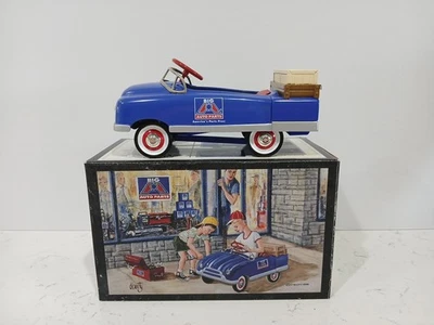 Crown Premiums Big A Auto Parts 1948 BMC Stake Petal Car Bank 1:6 DieCast Nuevo en caja Foto 1 de 4